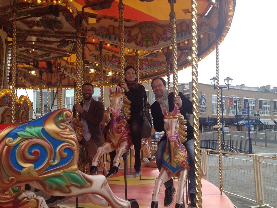 Märt-Matis Lill kolleegide Helena  Tulve ja Tõnu Kõrvitsaga lõbusõidul Cardiffis mais 2015, kus nende looming oli Vale og Glamorgani festivali kavas. FOTO ERAKOGUST