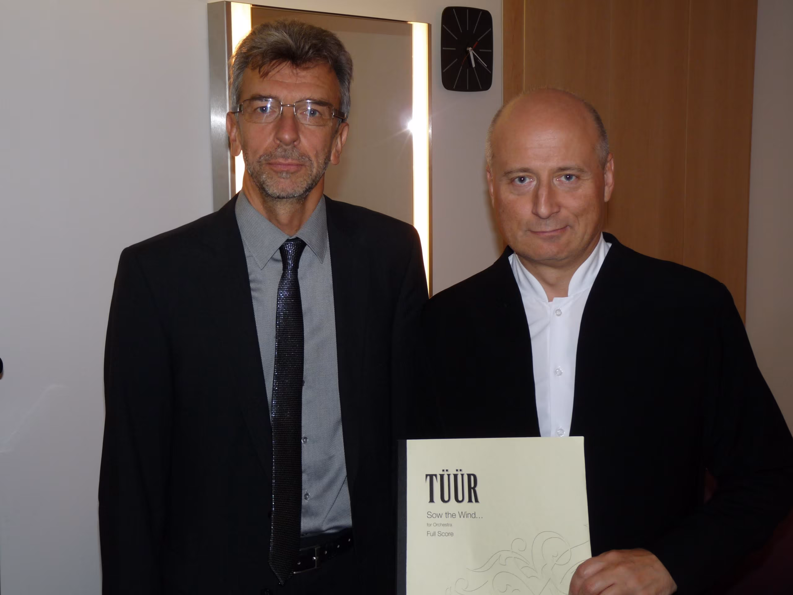 Erkki-Sven Tüür ja Paavo Järvi 20. septembril 2015 pärast “Sow the Wind …” esiettekannet Pariisi filharmoonias. FOTO STEFAN CONRAD