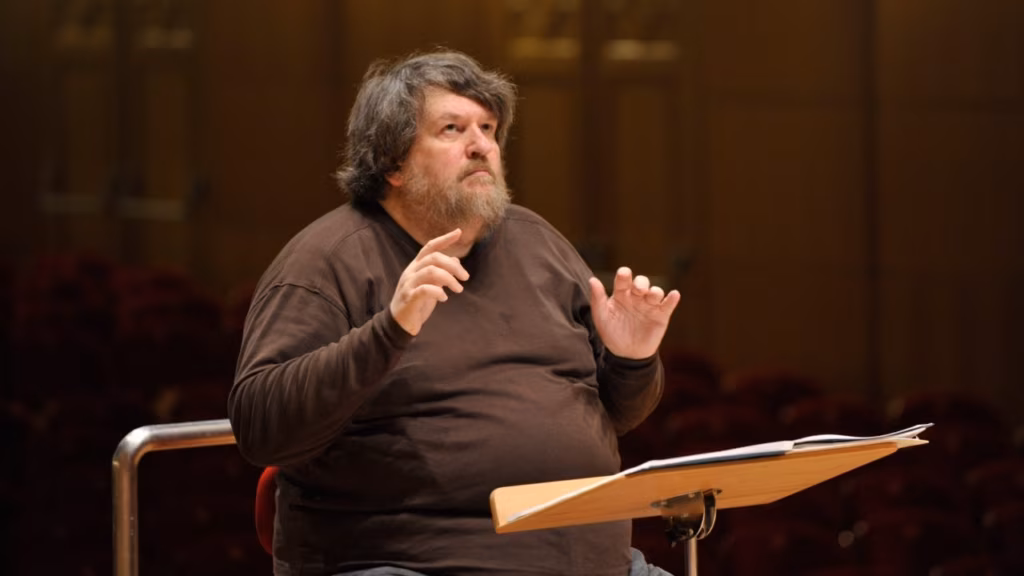 Suri helilooja ja dirigent Oliver Knussen