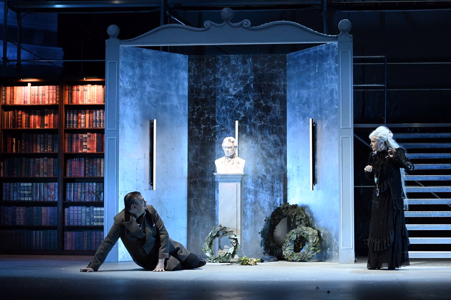 Stseen ooperi II vaatusest. Vana Minona rollis Theodora Varga. FOTO JOCHEN KLENK / THEATER REGENSBURG