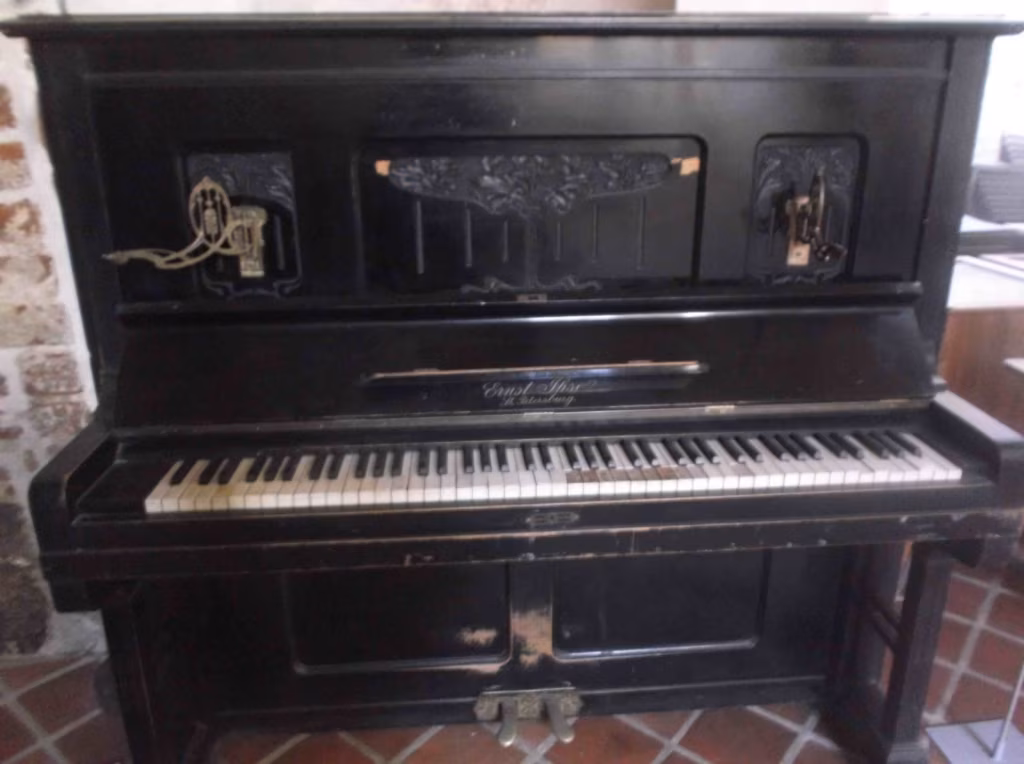 Pianiino “Ernst Ihse. St. Petersburg”