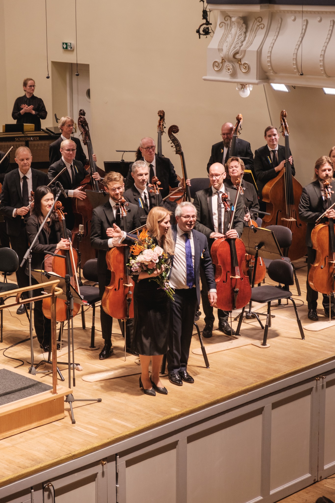 Helilooja Elis Hallik ja dirigent Clement Power ERSO ees. FOTO MARINA HIRV