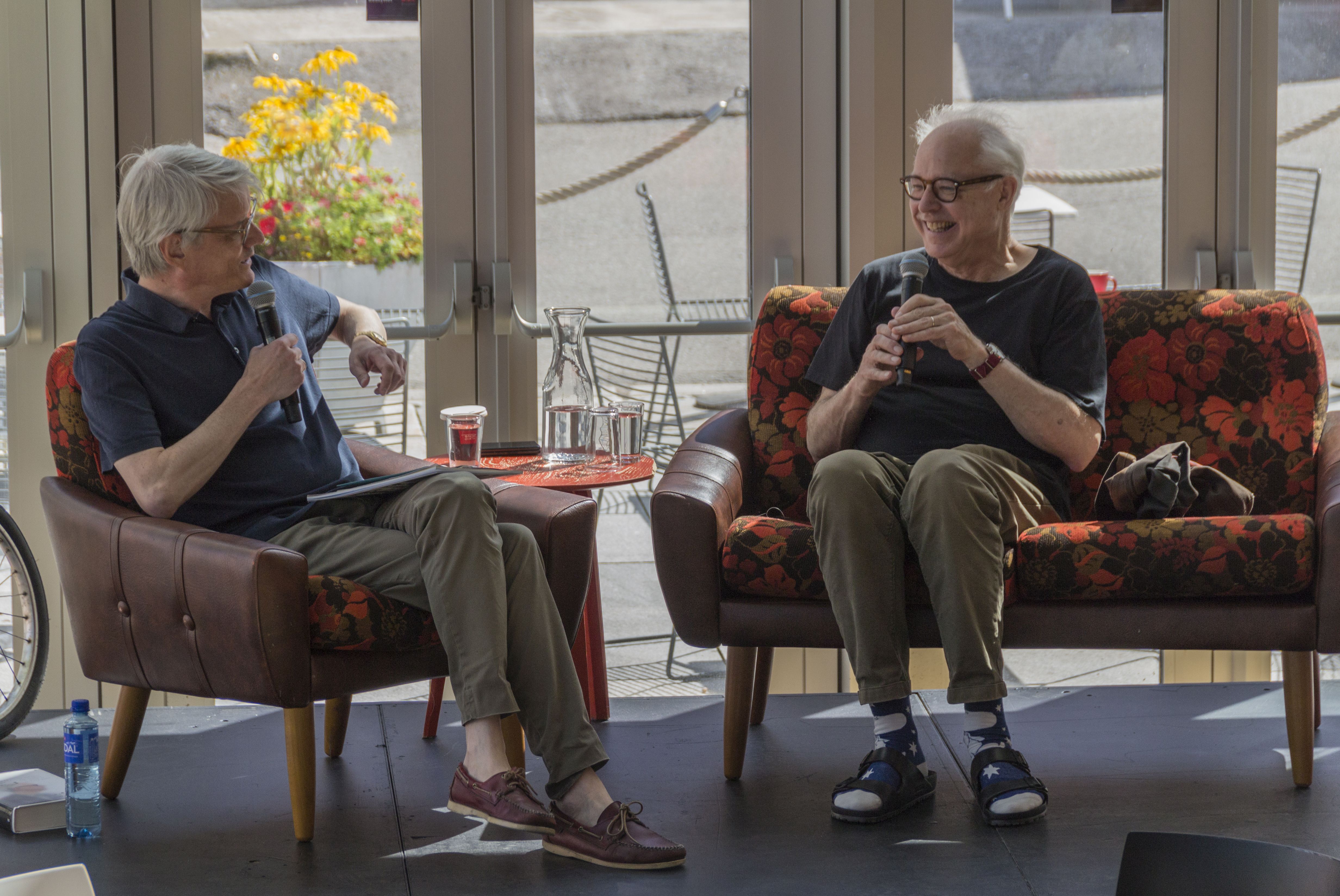 Nalja armastav Bill Frisell vestleb Audun Vingeriga Festivaliakadeemia avalike intervjuude sarjas. FOTO Kari-Anne Flor