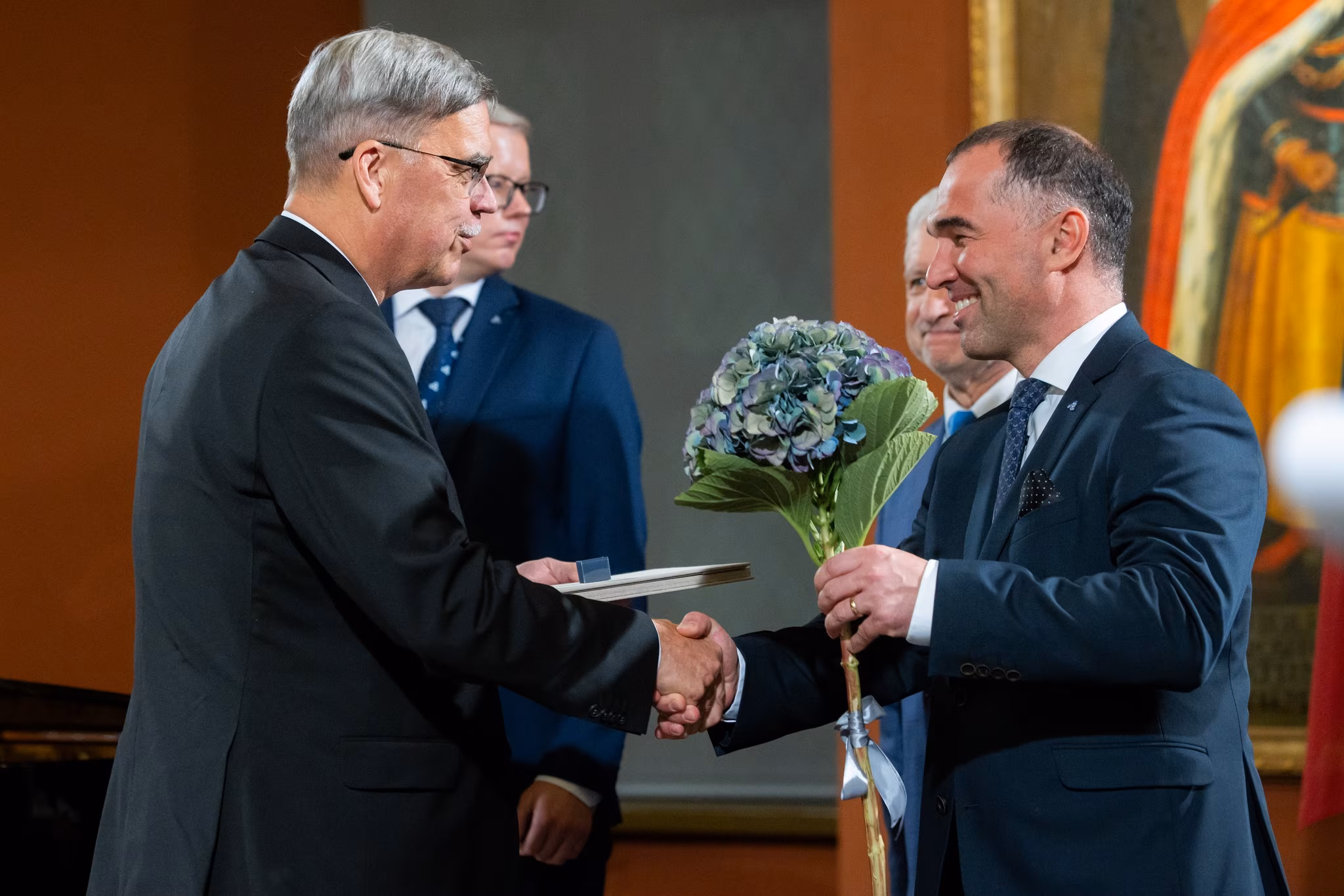 Toivo Tuberik pälvib Balti Assamblee medali.