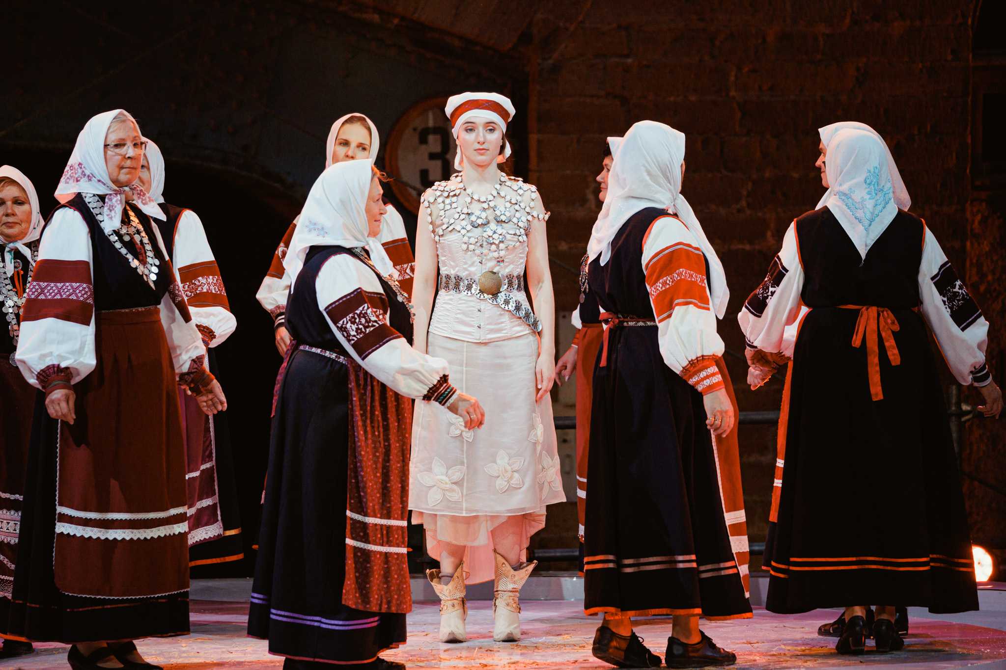 Pruudi tanutamine. Annabel Soode ja seto leelokoor Siidisõsarõ. FOTO Ilja Smirnov