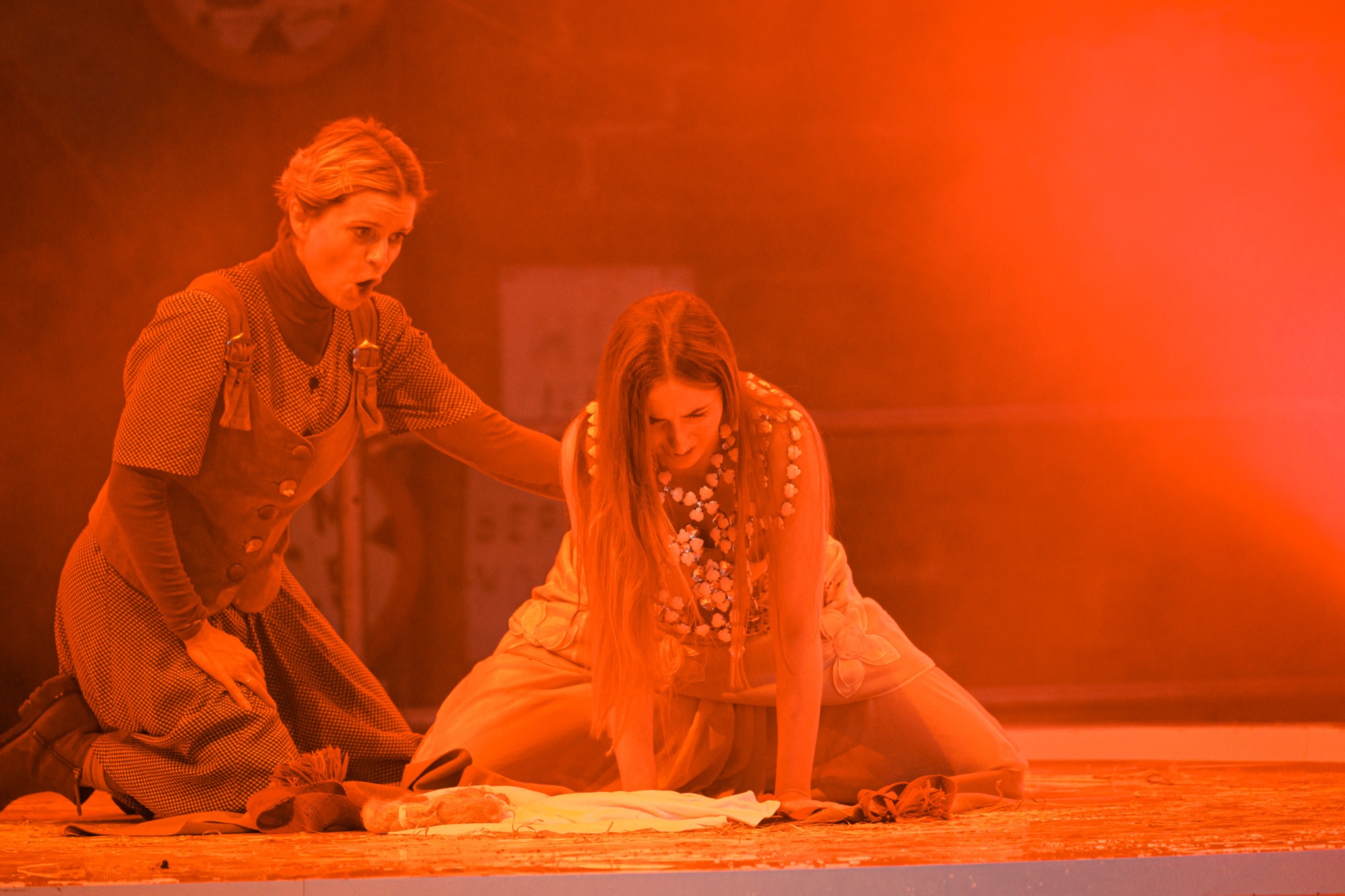 Iko sünd. Annabel Soode ja Karmen Puis Mari rollis. FOTO Ilja Smirnov