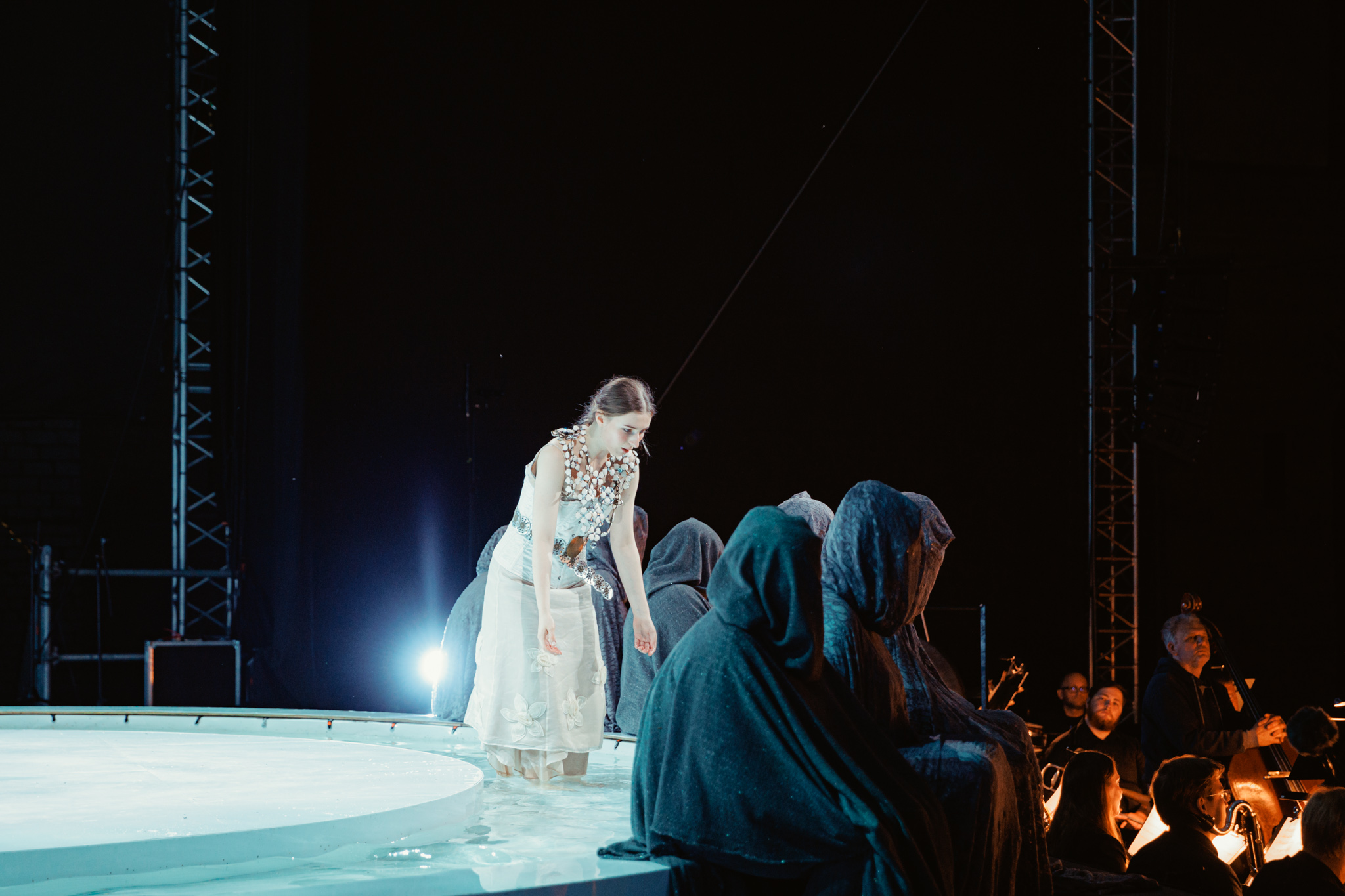 Heba neab järve. Annabel Soode. FOTO Ilja Smirnov