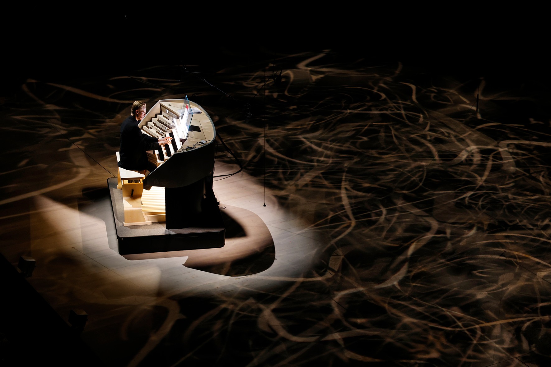 Jan Lehtola esinemas festivalil Musiikkitalo gigantorelil. FOTO MAARIT KYTÖHARJU