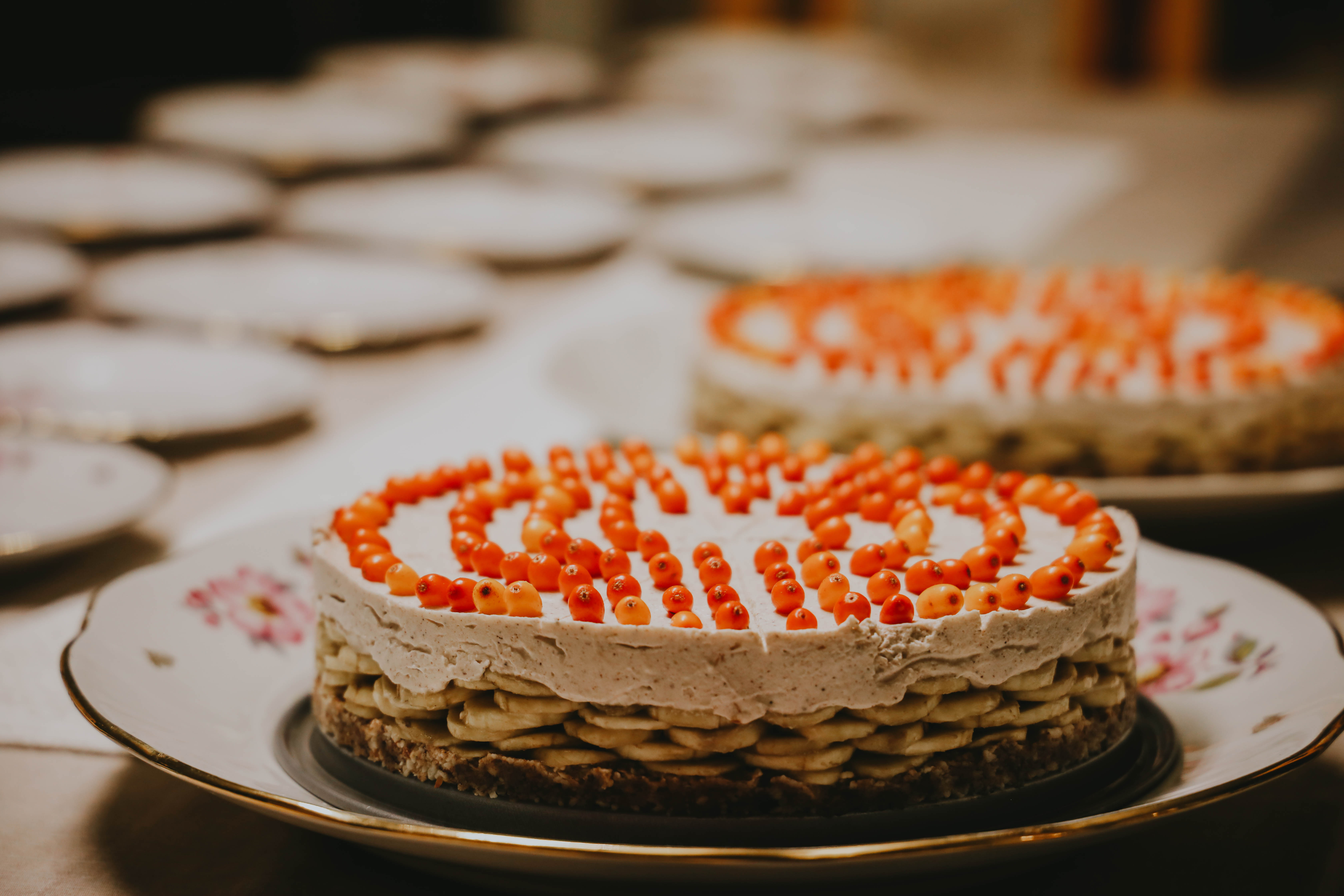 Banaani-kookoskreemi tort astelpajumarjadega. FOTO MARIS PULLA