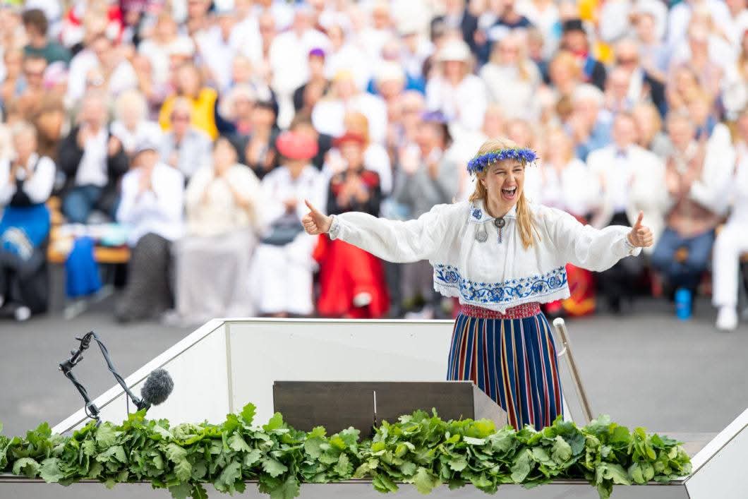 Laulupeol juhatamas. MERILI REINPALU