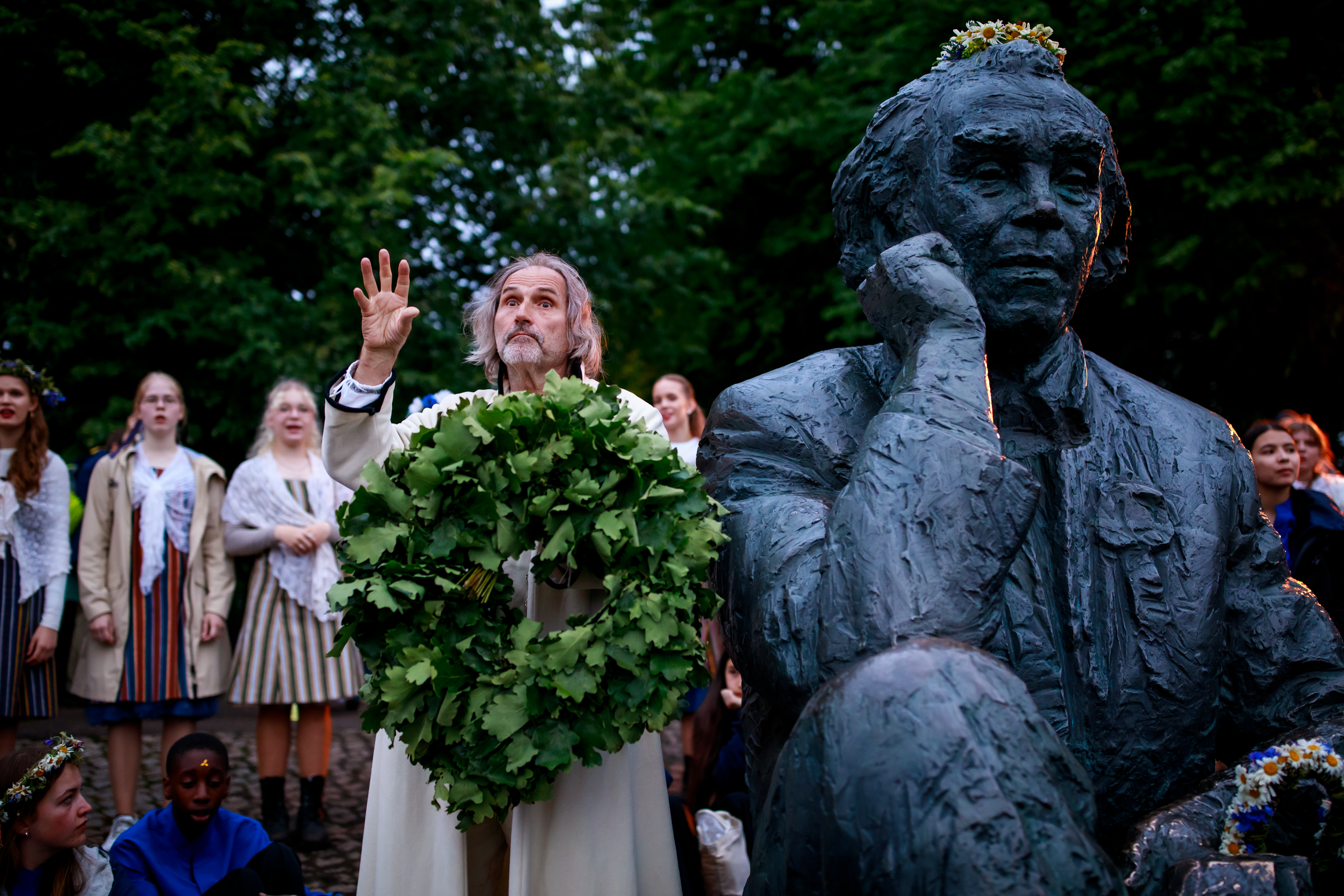 Aarne Saluveer pidamas tänukõnet ETV tütarlastekoorile ja Piedmont East Bay lastekoorile Gustav Ernesaksa kuju juures pärast laulupeo ametlikku lõppu. Foto: Kalev Lilleorg