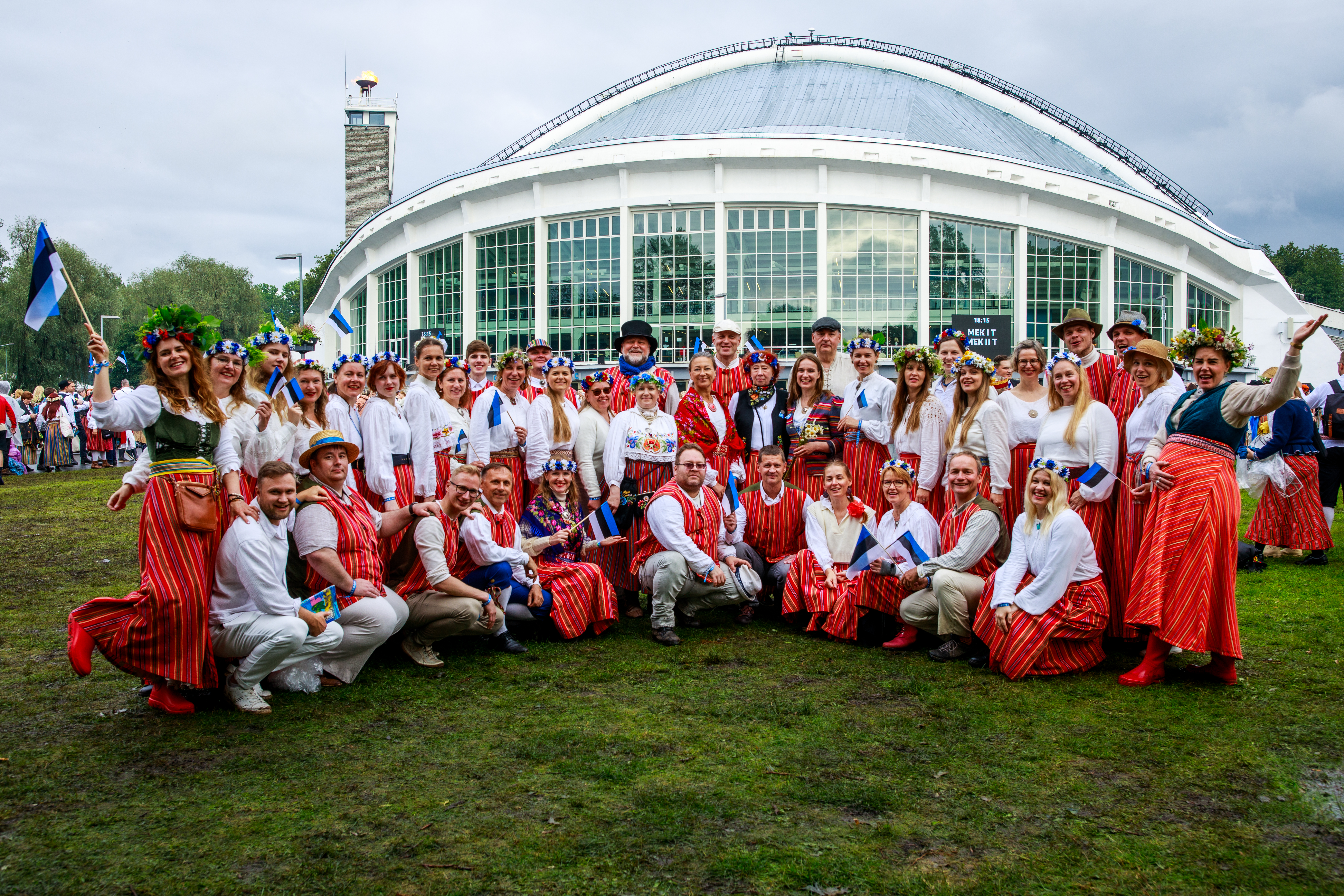 Segakoor Hellas rõõmsalt enne lavale minekut.  Foto: Kalev Lilleorg 