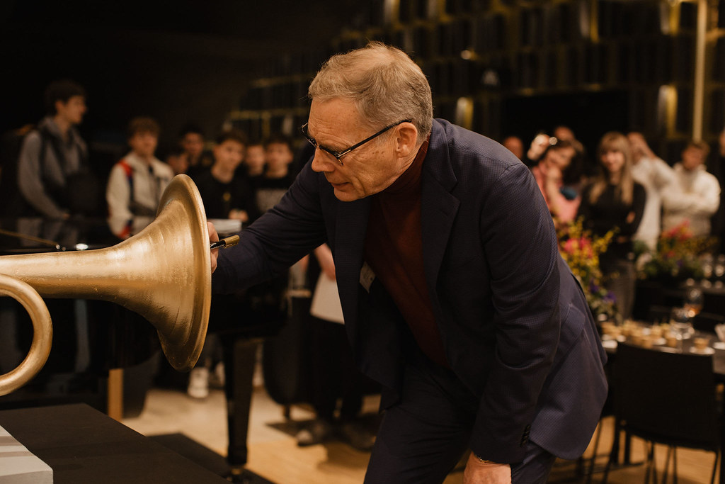 Rahvusvahelistel trompetipäevadel - Hugo Osula jäädvustamas oma soovid trompetile.