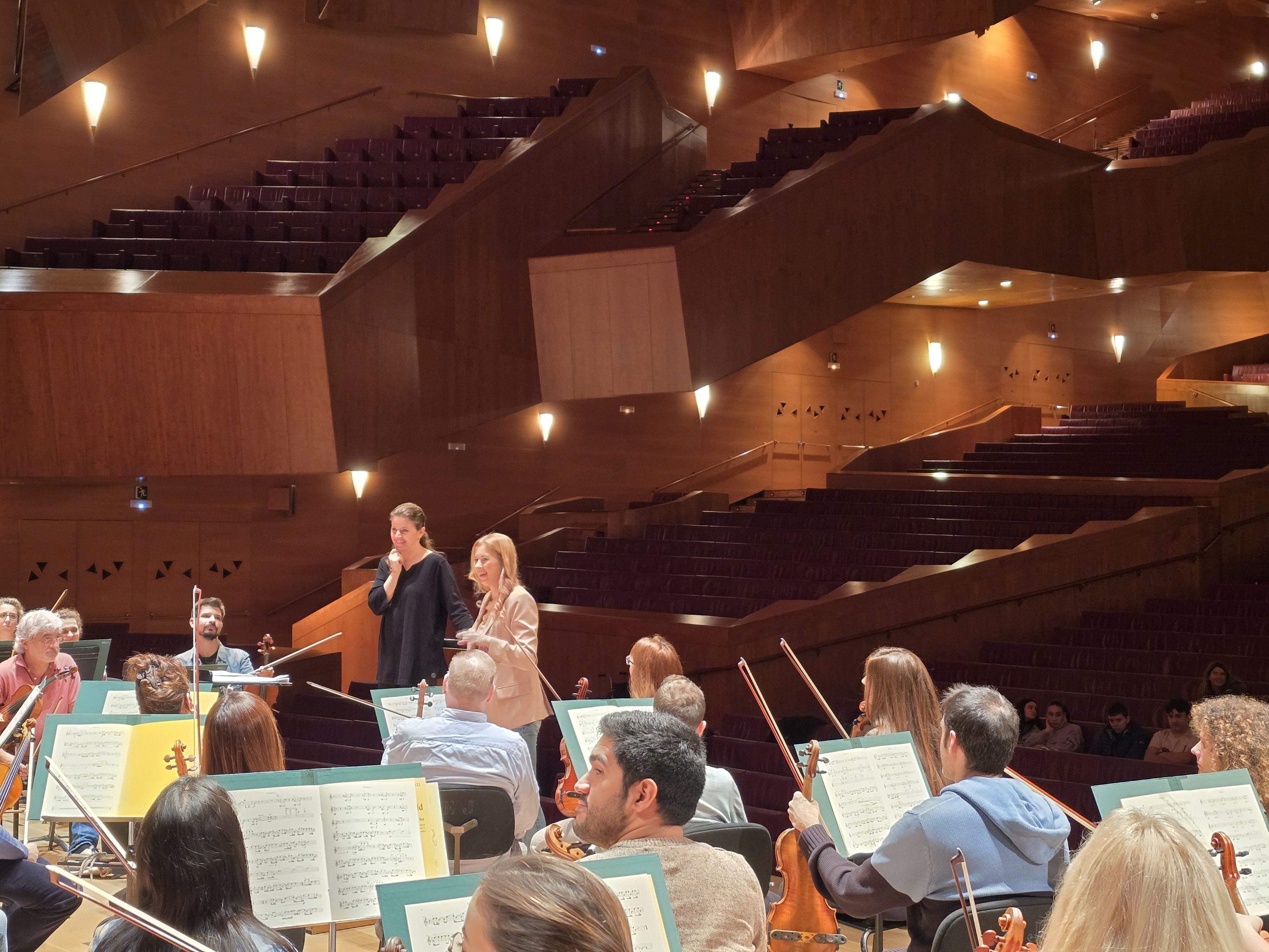 Koos Kristiina Poska ja Bilbao sümfooniaorkestriga ette valmistamas 