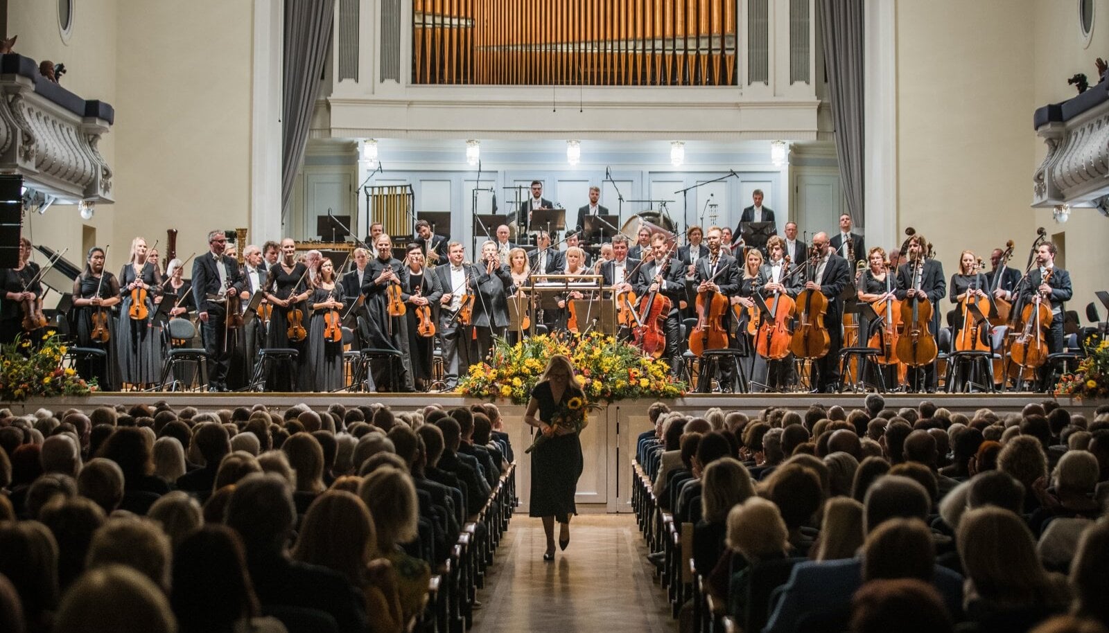 Hetk pärast esiettekannet koos ERSO ja dirigent Olari Eltsiga. FOTO KIUR KAASIK