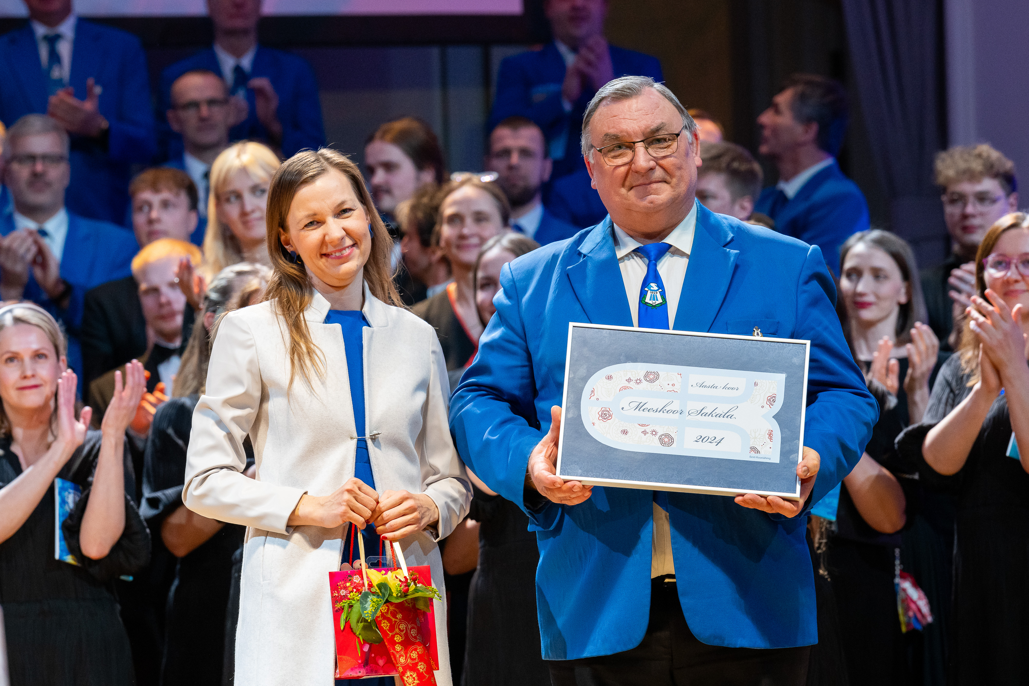 Dirigent Liisi Toomsalu ja koori president Heino Türk aasta koori tiitliga. FOTOD VAHUR LÕHMUS