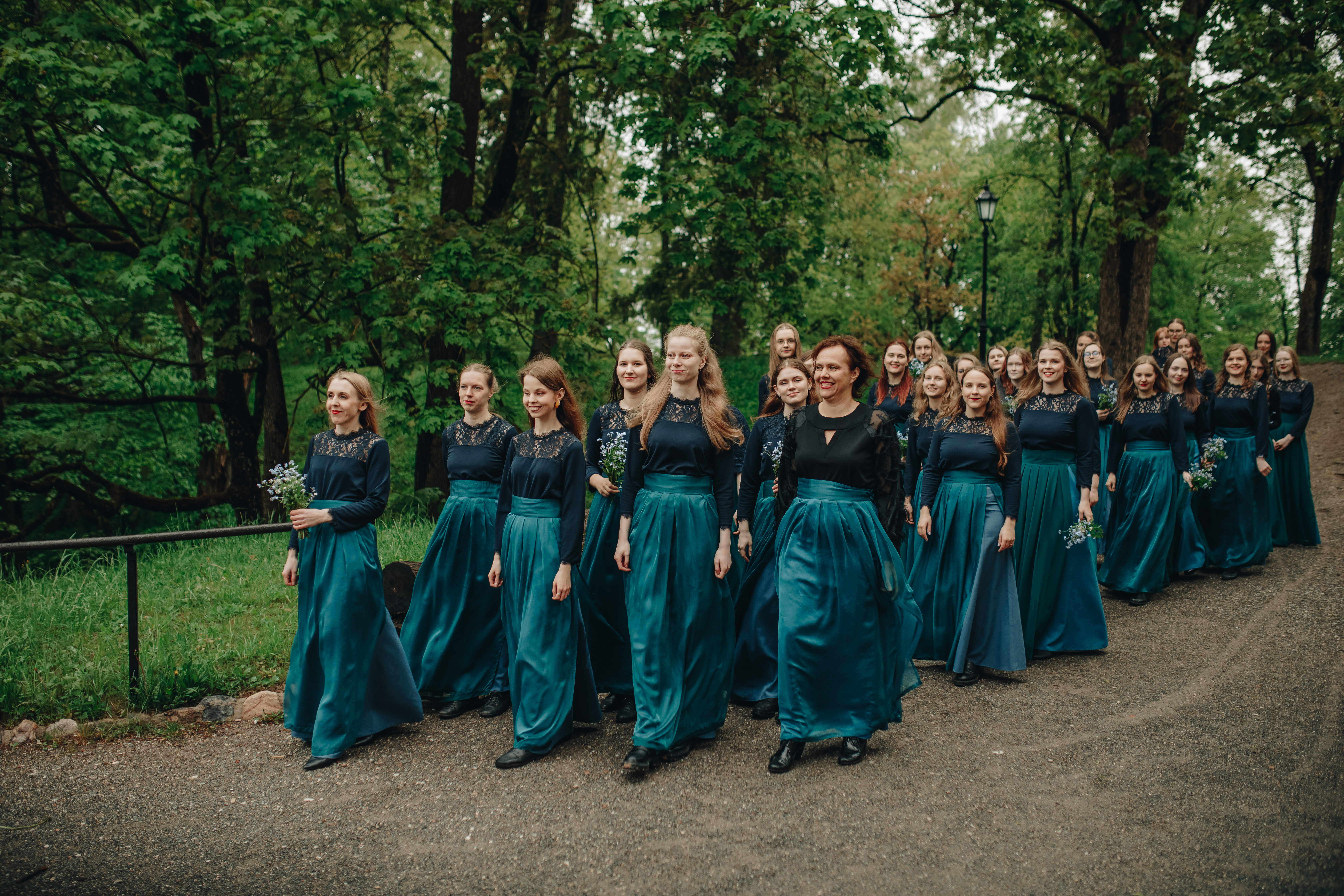 Tartu Üliõpilassegakoor eesotsas oma dirigendi Küllike Joosinguga. FOTO Ruudu Rahumaru
