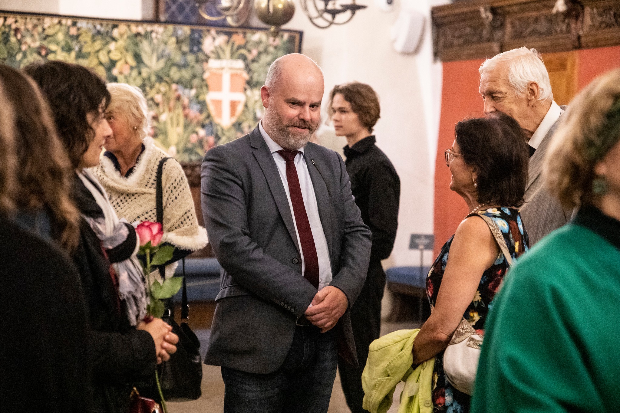 Festivali resideeriv helilooja Mihkel Kerem lõppkontserdil tänulike kuulajate ringis. FOTO VLADIMIR LEVIN / PLMF